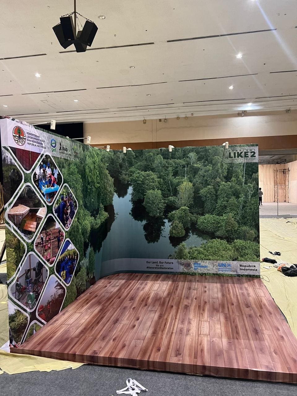 Trade show booth design with premium materials and lighting